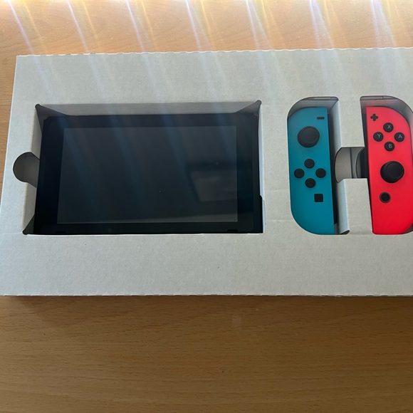 Nintendo Switch Console - Picture 2 of 3